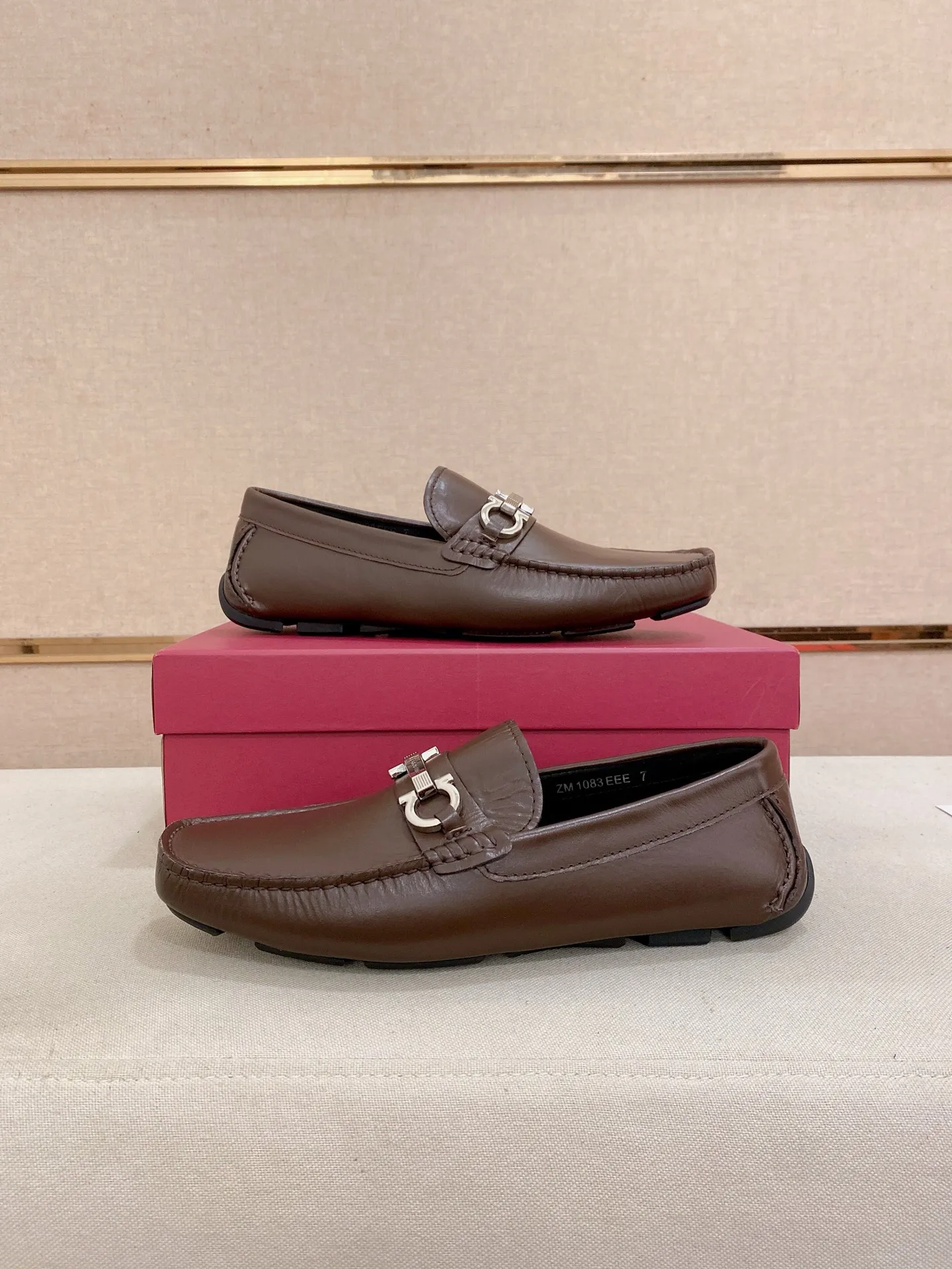 Men's shoes💰: 540💰High-end quality! Ferragamo🆕🆕Exclusive hot-selling products in stock🔥🔥New products on the shelves, high-quality Ferragamo men's pea shoes, high-end casual driving shoes, with complete packaging! 💪 💪 Material: imported first-layer pebbled cowhide 🐂 + imported high-quality water-dyed cowhide lining + wear-resistant outsole 👍🏻👍🏻 Features: high-end and comfortable, purely handmade 🚀 🚀 Create the perfect shoe that suits you best 🔥 🔥 Size: (38-44) 45 standard size can be customized!